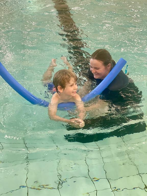 Marceline Daukant im Wasser mit Kind und Schwimmnudel